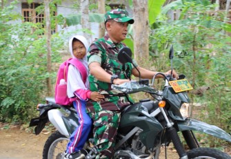 Sertu Mulyono Antar Ines ke Sekolah