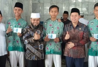 Wali Kota Bengkulu Helmi Hasan Bagikan Elektronik KTP Pada Perwakilan Pelajar SMKN 01 Kota Bengkulu 