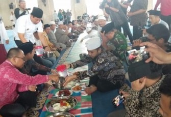 Wali Kota Bengkulu Helmi Hasan Makan Bersama Usai Shalat