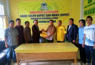 Pitra Martin saat daftar ke Golkar