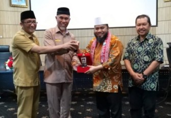 Wali Kota Bengkulu Helmi Hasan Foto Bersama Wali Kota Padang Mahyeldi  