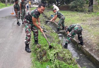 Kodim 0209/LB Gandeng Dinas Lingkungan Hidup Bersihkan Parit
