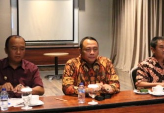 Walikota dan Wakil Wali Kota Tegal Saat Rapat Pembahasaan di Grand Dian Cirebon