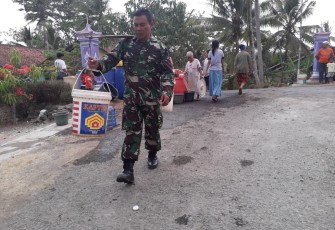 Kepedulian dan Kemanunggalan Ditunjukkan Sertu Budi Dengan Memikul Air Bersih