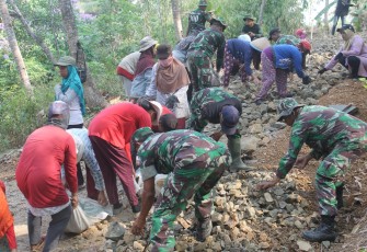 Pengabdian Satgas TMMD Kodim 0703/Cilacap Untuk Mensejahterakan Dan Mencerdaskan Warga 