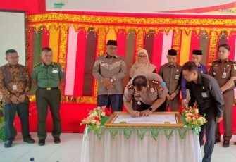 Kapolres Asing Ikut Tanda Tangan Piagam Zona Integritas