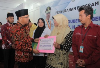 Gubernur Bengkulu Rohidin Mersyah Salurkan Bantuan 