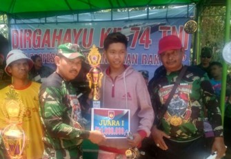 Danramil 01/Pati saat menyerahkan hadiah