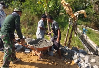 Babinsa Dan Warga Gotong Royong Membuat Talud  