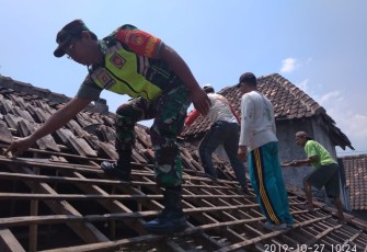 Babinsa Trucuk Gotong Royong Perbaiki Atap Rumah Warga