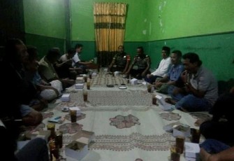 Babinsa Jalin Kedekatan Dengan Warga Didesa Binaan   