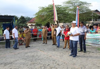 Sekretaris Daerah Kab. Asahan didampingi oleh tamu undangan memukul bola voli menandakan pertandingan bola voli wahyu gemilang cup 4 tahun 2019 telah dibuka.