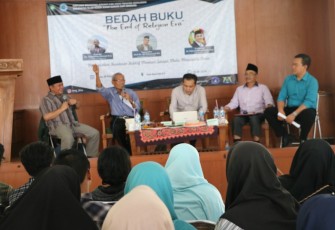 Prof. Afif Muhammad MA tengah menjelaskan isi bukunya yang dibagi menjadi empat bagian