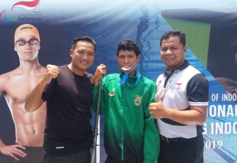 Herman Hadi (Tengah) saat menjuarai cabor renang dengan gaya dada 100 M