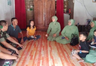 Ketua Persit Ranting 5 menyerahkan bantuan kepada penderita