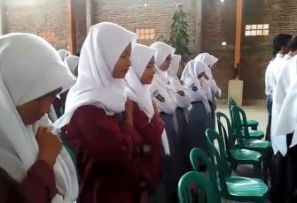 Pelajar ketika menerima materi wasbang dari Kapten Yahoo