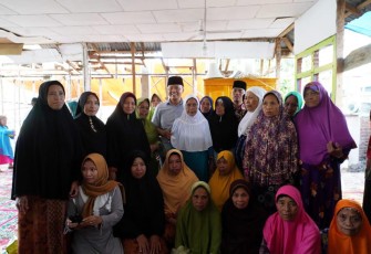 Foto bersama Rohidin Mersyah bersama warga
