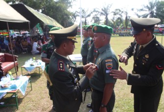 Dandim 0209/ LB Letkol Inf Santoso menyematkan pangkat kepada enam personel Kodim 0209/LB