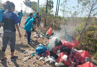 KMK BSB saat Bersihkan Sampah di Pinggir Jalan