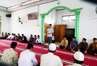 Gubernur Rohidin saat Silaturahmi Temui Warga di Masjid Nurul Huda
