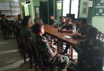 Danramil 12/Manisrenggo Kapten Inf R Basuki Beri Arahan Pada Anggotanya 