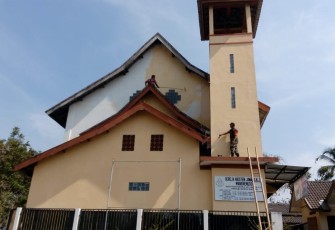 Babinsa Manisrenggo Bantu Rehab Gereja