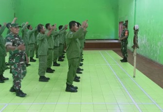 Serka Ponimin Memberikan Pelatihan PBB Pada Linmas 