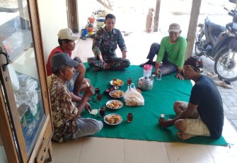 Babinsa Troso saat melakukan komsos bersama masyarakat
