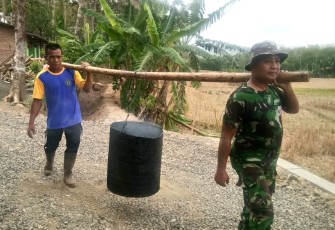 Satgas TMMD 106 dan Warga Gotong Royong Kerjakan Pengaspalan 