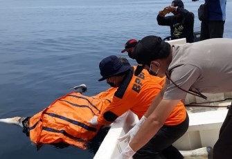 Petugas saat mengevakuasi jasad korban yang ditemukan di kawasan laut Pulau Mangkir Besar