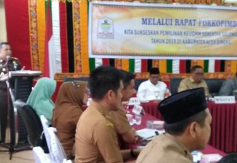 Kajari Aceh Singkil Amrizal Tahar saat menyampaikan exspose dalam rakor forkompimda di Opp Room Kantor Bupati setempat.