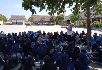 Relawan PATBM ajak Siswa/i SMPN 4 Larangan Sehari di Luar Kelas