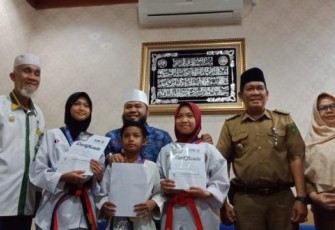 Wali Kota Bengkulu Helmi Hasan Berikan Reward Pada Tiga Pelajar Kota Bengkulu Yang Meraih Prestasi 