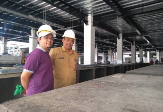 Kepala Disperdagin Pemkot Blitar Arianto (kanan) bersama salah seorang tim BPK RI perwakilan Provinsi Jawa Timur ketika meninjau proses pembangunan Pasar Legi Kota Blitar.