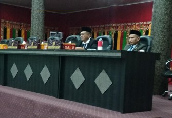 Dua pimpinan DPRK Aceh Singkil saat memimpin rapat paripurna.