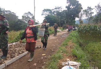 Semangat Perempuan Desa Jambangan Memanggul Pasir Dan Batu Seplit 