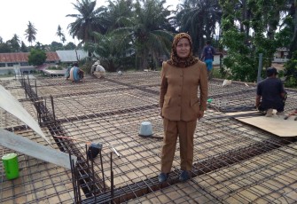 Supiani saat mengontrol langsung pembangunan