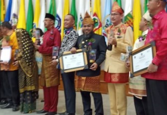 Wali Kota Bengkulu Helmi Hasan Terima Penghargaan Swasti Saba Wistara