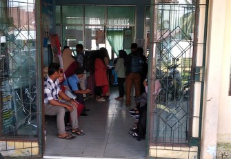 Tampak sejumlah warga berantrian melegeskan KTP dan KK diKantor Disdukcapil Aceh Singkil.
