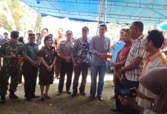 Bupati Kaur Gusril Pausi saat menyerahkan bantuan mobil secara simbolis