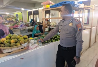 Jelang Natal dan Tahun Baru Kapolsek Batang Pantau Harga Sembako di Pasar Induk 