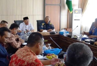 Gubernur Bengkulu Rohidin Mersyah Pimpin Rapat Pembahasan Antrian Kapal di Pelabuhan Pulau Baai Bengkulu