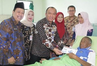 Wakil Walikota Tegal Berikan Bingkisan Bagi Pasien Katarak