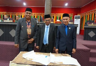 Bupati Aceh Singkil Dulmusrid bersama Ketua dan Wakil Ketua DPRK foto bersama usai menandatangani RAPBK 2020.