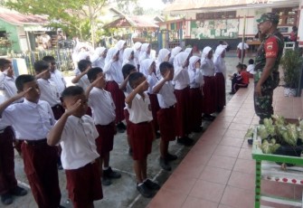 Babinsa Ajarkan PBB Pada Siswa SD Labuhan Bilik