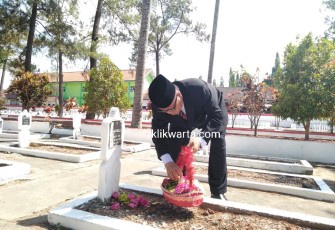 Plt Walikota Blitar Santoso saat melakukan tabur bunga di pusara Pahlawan Kusuma Bangsa