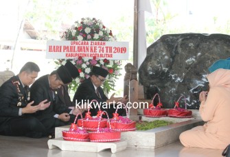 Bupati Blitar Rijanto didampingi Wakil Bupati Blitar Marhaenis Urip Widodo dan Ketua DPRD Kabupaten Blitar Suwito Saren Satoto dengan Kapolres Blitar AKBP Budi H.