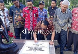 Bupati Rijanto Saat Menandatangani Prasasti Peletakan Batu Pertama Pembangunan Resort 