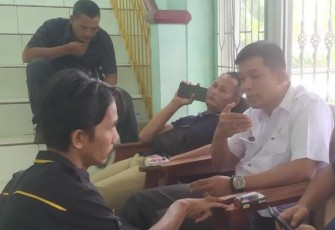 Camat Singkohor Kabupaten Aceh Singkil Riki Yodyska (kanan) saat ditemui wartawan.