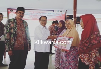 Bupati Blitar Rijanto Menyerahkan Bantuan Sosial UEP Kepada Anggota KUBE Secara Simbolis 